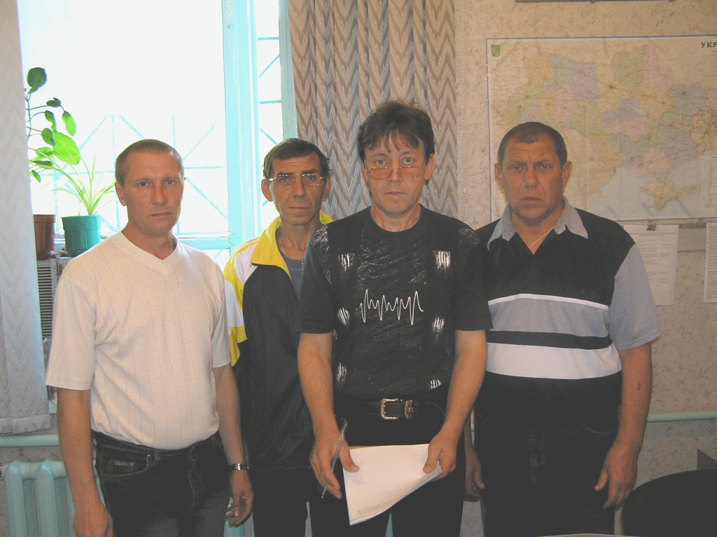 Группа шахтеров, объявивших голодовку, Луганская область (фото 2005 г.)